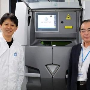Naoki Takata von der Universität Nagoya, leitender Forscher des Projekts (links), und Masaki Kato, Hauptautor und Abteilungsleiter am Zentrum für Industrie und wissenschaftliche Technologie der Präfektur Aichi (rechts), mit dem Laser‑3D‑Drucker des Zentrums, der die Herstellung widerstandsfähigerer und hitzebeständigerer Aluminiumlegierungen ermöglicht.(Bild:  Universität Nagoya)