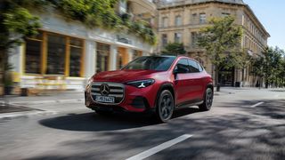 Die neue Generation des GLA greift gekonnt die Form des Vorgängers auf und entwickelt sie weiter. (Bild: Mercedes-Benz)