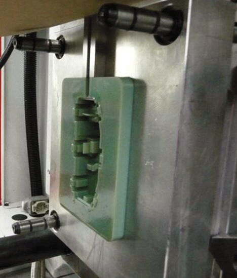 Kernformeinsatz in der Spritzgussmaschine (Bild: Seuffer)