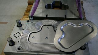 Mit einer neu entwickelten Servospindelpresse von H&T Produktionstechnologie gelingt das Umformen von Blech ohne Schmierstoff. Rillen im hier gezeigten Werkzeug und die besonders hohe Präzision der Presse machen es möglich. (Ina Reichel)