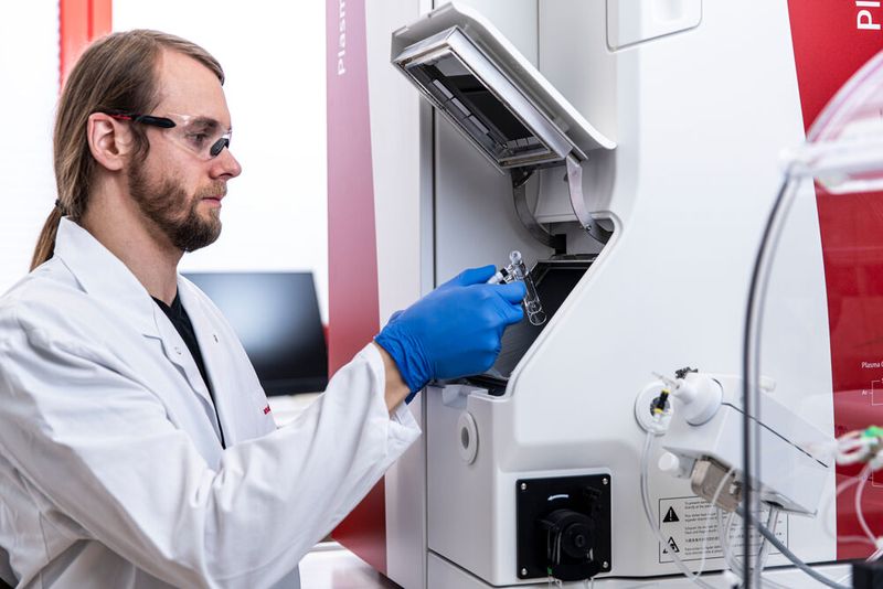 Einsetzen der Fackel ins Plasma Quant MS von Analytik Jena (Bild: Analytik Jena GmbH)