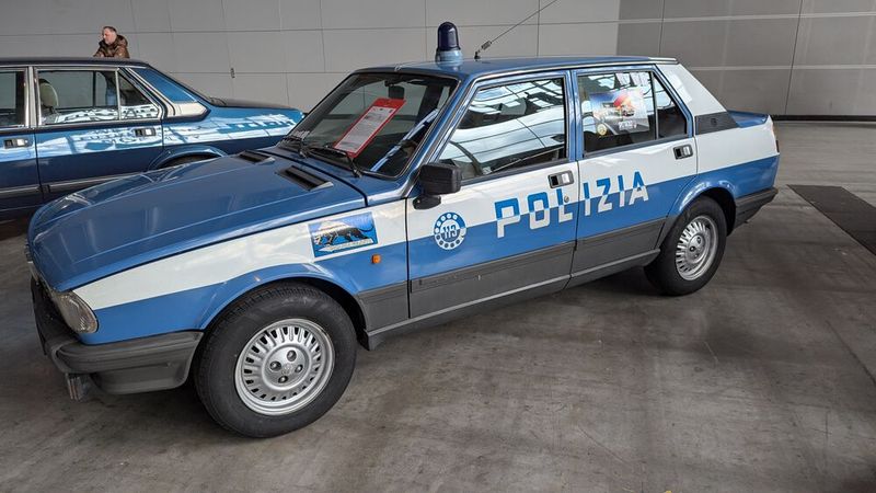 Bekannt aus Film, Funk und Fernsehen: Diese Giulietta 1.8 Polizia ist kein echter Streifenwagen gewesen, sondern diente in zahlreichen Serien und Filmen als solcher, allen voran in Krimis und Mafia-Filmen des italienischen Senders RAI. (Bild: Dominsky – VCG)