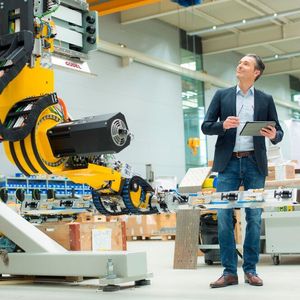 Fokusbereich 1 – Arbeiten wie Menschen statt Maschinen: Roboter sind sehr gut geeignet, um sogenannte „4D“-Jobs auszuführen: Aufgaben, die langweilig, schmutzig, gefährlich oder heikel sind. Damit können sie uns Arbeiten abnehmen, die für die menschliche Natur nicht gut geeignet sind. Gleichzeitig muss die Qualität und Würde der Arbeit weiter gefördert werden – indem wir dafür sorgen, dass Menschen wie Menschen arbeiten, nicht wie Maschinen, und indem wir die stumpfen und interaktionsarmen Arbeiten den Robotern überlassen, die sie rund um die Uhr erledigen können.
