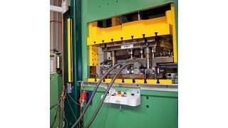 Ein 4-Kammer-Antrieb und ein einfach zu bedienender Touchscreen ermöglichen die flexible Fertigung von Hochpräzisionsstanzteilen. (Archiv: Vogel Business Media)