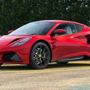Der 4,41-Meter-lange und 1,22-Meter-flache Zweisitzer macht schon auf den ersten Blick deutlich mehr her als Konkurrenten wie der Porsche Cayman oder gar der Toyota Supra.(Bild:  Jarowan Power/Lotus)