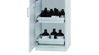 Erfüllt alle relevanten Sicherheitsanforderungen – der Säuren- und Laugenschrank von Protectoplus; im Bild der Typ SLS2 mit zwei Türen (Ausschnitt).  (Bild: Protectoplus)