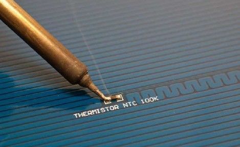 Der 3D-Drucker Velleman K8200 im Aufbau: Ein gelöteter NTC-WIDERSTAND sollte so aussehen (Bild: Velleman nv)