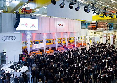 Inszenierung der Inbetriebnahme der Großraumsauger-Transferpresse. (Archiv: Vogel Business Media)