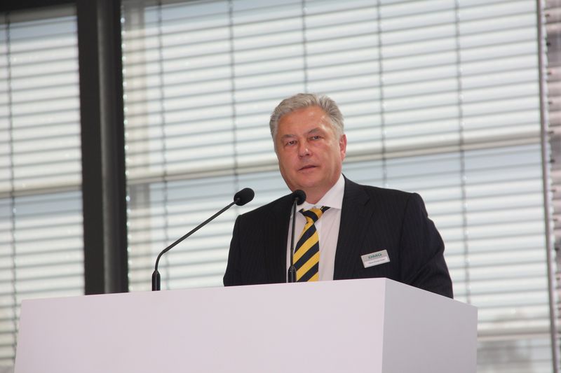 Hans-Günter Dose, Geschäftsführer der Deckel-Maho-Seebach GmbH, über Planung, Entstehung und Zweck der neuen Halle. (Archiv: Vogel Business Media)