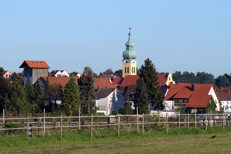 -37,8 °C – 12.02.1929 Hüll, Deutschland, Europa  Der Temperaturrekord in Deutschland liegt schon über 90 Jahre zurück: Nach Angaben des Deutschen Wetterdienstes (DWD) war es im Februar 1929 im bayerischen Hüll, einem Ortsteil von Wolznach, -37,8 °C kalt. Der Wetterdienst Meteomedia gibt sogar eine Rekordtemperatur von -45,9 °C am 24. Dezember 2001 am Funtensee in Bayern an. Dies ist seitens des DWD jedoch nicht offiziell anerkannt.          Wie sich Pflanzen gegen Kälte schützen, zeigt dieser Beitrag.  Hier geht es zurück zum Begleitartikel dieser Bildergalerie: Die tiefsten Temperaturen der Welt  Quelle: Kälterekorde in Deutschland     Bildquelle: H.Helmlechner (CC BY-SA 4.0): Wolnzach_Ortsansicht_2012 (H.Helmlechner (CC BY-SA 4.0))