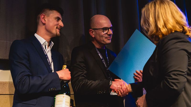 Weiter ging's mit der Kategorie Freier Handel: Jurymitglied Britta Peters gratuliert dem Team vom Autohaus Triebwerk zu Platz drei. (Bild: stefan bausewein)