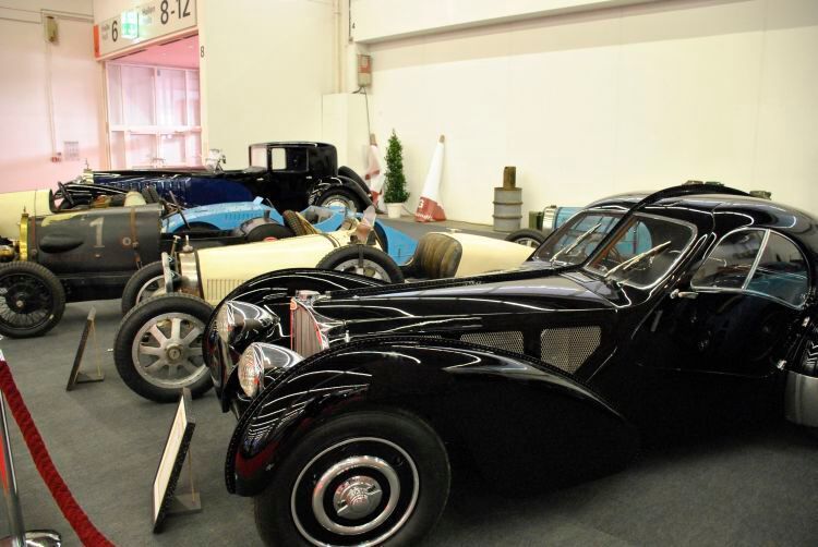 Wirklich beindruckend war die Zahl der gezeigten Bugatti-Modelle. Die Art der Präsentation wurde dieser Marke allerdings nicht gerecht. (Dominsky/»kfz-betrieb«)