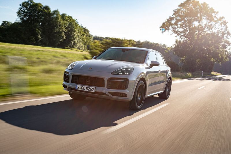 Gegenüber dem Standard-SUV liegt der GTS zwei Zentimeter tiefer. (Bild: Porsche)