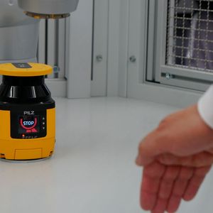 Pilz hat auf der Messe seine Sicherheitssysteme für die Automatisierung gezeigt. In diesem Käfig arbeitet ein Roboter. Überwacht wird der Käfig von einem Laser-Sicherheitssystem. Streckt jemand seine Hand in den Käfig, erkennt der Laserscanner diese sofort und stoppt den Roboter automatisch. (Bild:  Sandro Kipar)