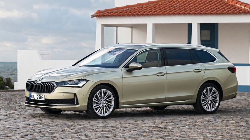  Im Vergleich zum Vorgänger hat der Superb die eine oder andere Kante verloren, das steht ihm ausgezeichnet, ein modernes, seröses Layout. (Bild: Skoda)