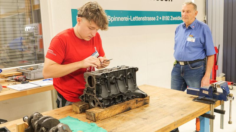Evan Pauchard aus der Schweiz bei der Aufgabe zur Motorvermessung. (Bild: Schmidt - VCG)