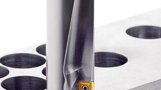 Bild 1: Die quadratischen Wendeschneidplatten des Bohrers wurden hinsichtlich Topografie, Schneidengeometrie und Anlageflächen optimiert. (Archiv: Vogel Business Media)