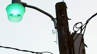 Quecksilberdampflampen sind nicht nur in der Industrie im Einsatz. Auch Kommunen nutzen die Technik noch. (Bild: Torindkflt English, gemeinfrei)