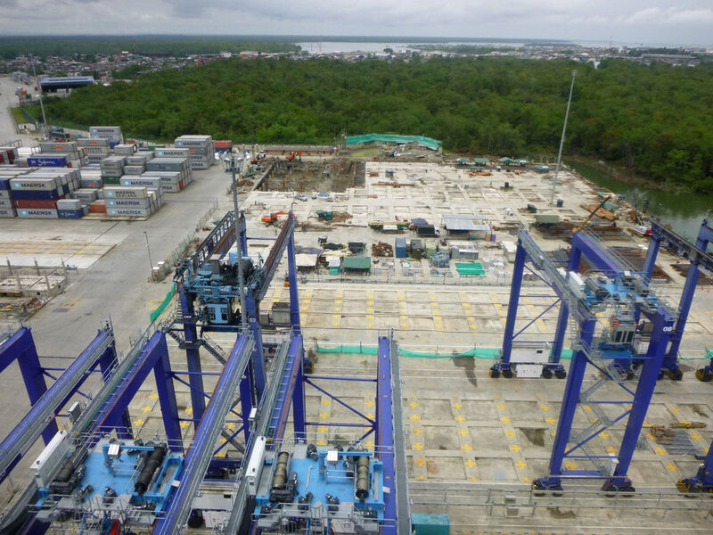 Großbaustelle in Kolumbien: Während der Installation der Schleifleitungssysteme und der E-RTG Modifizierung wurde zeitgleich der Terminal erweitert. (Conductix-Wampfler)