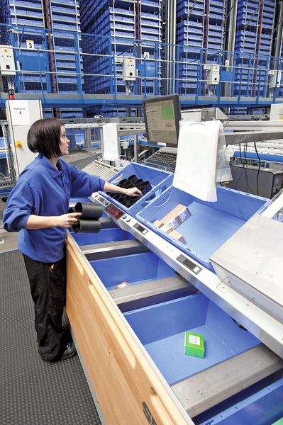 Bild 4: Bei der Kommissionierung nach dem Pick-to-Tote-System entnimmt der Mitarbeiter die Waren aus dem Lagerbehälter in Brusthöhe und legt sie nach unten in die Auftragsbehälter. (Bild: SSI Schäfer)