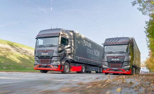 Hier rollen zwei MAN-„eTrucks“ mit Elektroantrieb auf der Straße. Diese umweltschonenden Lkw werden ab 2024 auch aus den Logistikarealen von DB Schenker fahren. Der Logistikdienstleister ist übrigens der erste MAN-Kunde, der sich für diesen Schritt entschieden hat. Hier mehr dazu ...(Bild:  MAN Trucks & Bus)