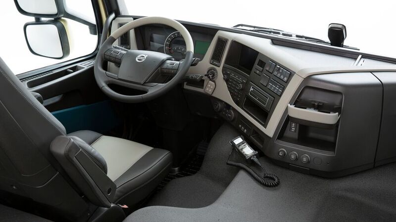 In den 1990ern werden die Arbeitsplätze mit besser erreichbaren Schaltern ergonomischer, hier ein Volvo FM aus dem Jahr 1998. (Volvo)
