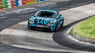 Mit 7:42 ist der Taycan das schnellste viertürige Elektroauto auf dem Eifelkurs.  (Porsche)