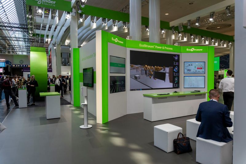 Am Stand von Schneider Electric gab es wie immer viel zu erfahren – über Unternehmensaktivitäten wie auch Produkte. Bei Letzteren lag auch bei der diesjährigen Hannover Messe ein großes Gewicht auf dem Eco-Struxure Automation Expert. Dabei handelt es sich um ein offenes, anlagenzentriertes und softwaredefiniertes Automatisierungssystem, das die Abhängigkeit zwischen Anwendungssoftware und der Hardware-Plattform, auf der sie läuft, durchbrechen soll. (Bild: Vogel Communications Group)