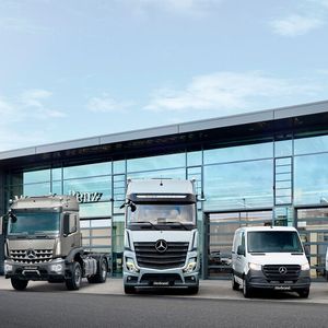 Die nordrhein-westfälische Mercedes-Handelsgruppe Herbrand hat ihr Nutzfahrzeuggeschäft in Krefeld-Fichtenhain zentralisiert.(Bild:  Herbrand)