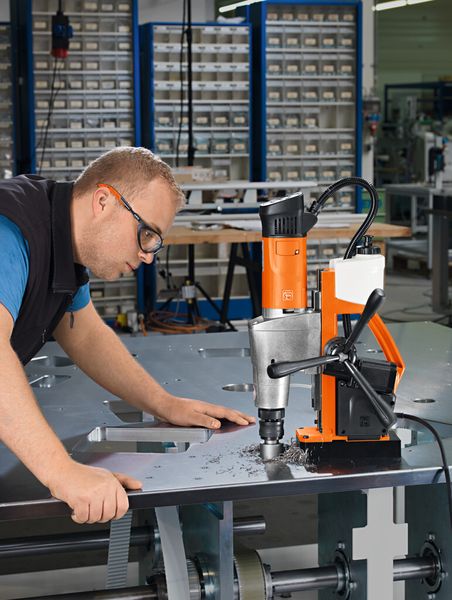 Die Zweigang-Magnet-Kernbohrmaschine KBM 50 auto verfügt über einen automatischen Bohrvorschub mit bohrmotorleistungsabhängiger Vorschubgeschwindigkeit. (Bild: Fein)