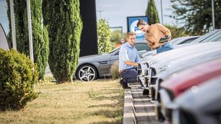 Experten fürchten wegen der aktuellen Krise ein sinkendes Konsumverhalten. Das zeigt sich auch im Autohandel. Laut Puls-Studie wollen 28 Prozent der befragten Kunden ihren geplanten Kauf verschieben. (Bild: ProMotor)