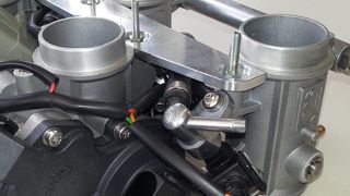 Motorrad-Drosselklappenregelung mittels Hall-Sensor: Der redundant ausgeführte Winkelsensor RSC3200 von Novotechnik deckt bei der Drosselklappenregelung eines 6-Zylinder-Motorrads einen Winkelbereich von 106° ab. (Bild: Bing Power Systems GmbH)