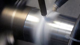 Die Kombination CO2-Schneestrahlen und Festwalzen führt zur martensitischen Härtung der Randschicht aufgrund der Überlagerung thermischer und mechanischer Beanspruchung.  (Bild: IWT Bremen)