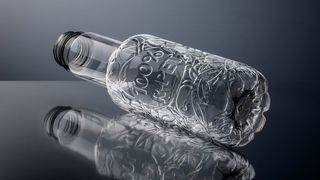 Die KHS-Gruppe beschäftigt sich seit 2012 mit dem Einsatz von PET-Rezyklat („rPET“). Bei Rezyklat kann es Chargen-bezogen zu Schwankungen in der Färbung kommen. (KHS)