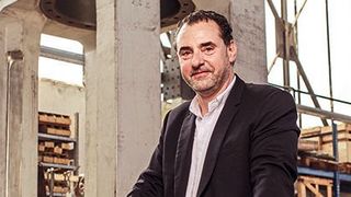 Geschäftsführender Gesellschafter Alexander Blättner hinter einer Spindel in den Hallen von Presstec. (Presstec Pressentechnologie GmbH)