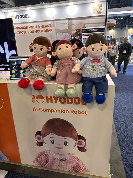 Eine KI Puppe für Senioren - diese Puppe lernt immer dazu und unterhält sich mit den Senioren. (Bild: Vogel IT-Medien)