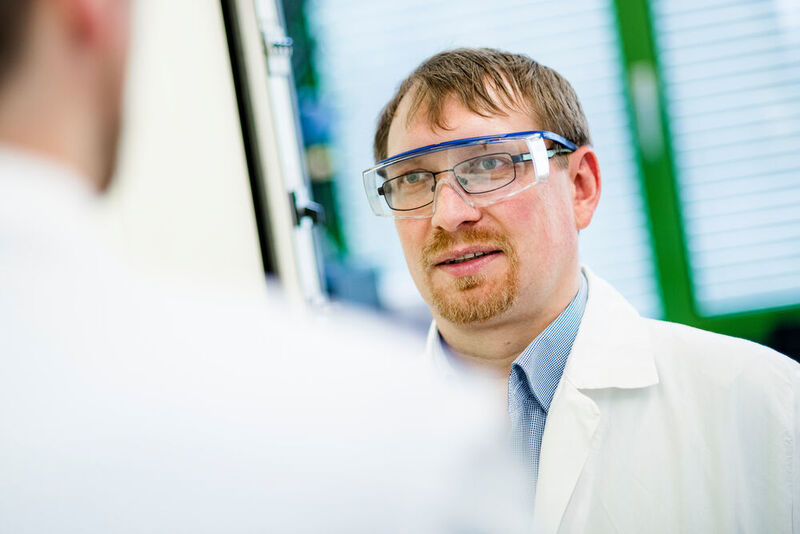 Dirk Tischler möchte chemische Prozesse auf nachhaltige Rohstoffe umstellen. (Damian Gorczany)