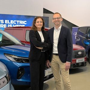 Claudia Vogt, Direktorin Ford Pro in der DACH-Region, und Wilhelm Buchmüller, Leiter Flottenverkauf bei Ford Deutschland, sehen vor allem bei Nutzfahrzeugen noch viel Wachstumspotenzial.(Bild:  Ford)