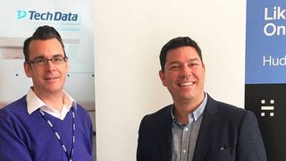 Christian List von Tech Data (links) und Martin Zimmer von Huddly nach der Vertragsunterzeichnung des Distributionsabkommens. (Tech Data)