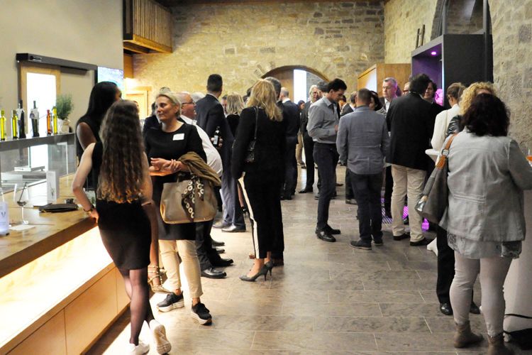 Mit Flying-Buffet, DJ und Barbetrieb ging die Party noch lange weiter. (Bild: Yvonne Simon / »kfz-betrieb«)