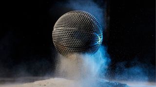 Der 3D-Airless-Prototype-Basketball von Wilson besteht aus einem schwarzen Kunststoffgitter mit acht paneelartigen "Lappen". Er wurde mittels Lasersintern komplett 3D-gedruckt und im Nachgang geglättet und gefärbt. (Bild: Wilson)