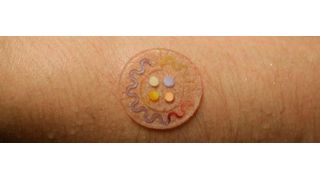 In seiner Präsentation auf dem Lopec Kongress wird Rogers u. a. seine Arbeit zu mikrofluidischen Systemen vorstellen. So zum Beispiel ein Pflaster für die Erfassung, Speicherung und Biomarker-Analyse von Mikrolitern von Schweiß. (Rogers Research Group, Northwestern)