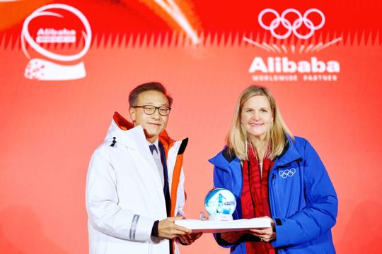 Bei der Eröffnung der Installation „Wonder on Ice“ im Mailänder Castello Sforzesco: Joe Tsai, Chairman der Alibaba Group (links) und Kirsty Coventry, Präsidentin des IOC.(Bild:  Alibaba Cloud)