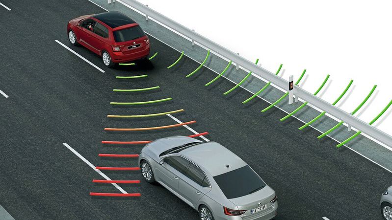 Spurwechsel- und Totwinkel-Assistenten helfen, bei einem Spurwechsel Kollisionen zu vermeiden. Sie entlassen den Fahrer aber nicht aus der Verantwortung, wenn es trotzdem kracht. Eher im Gegenteil.(Bild:  Skdoa)