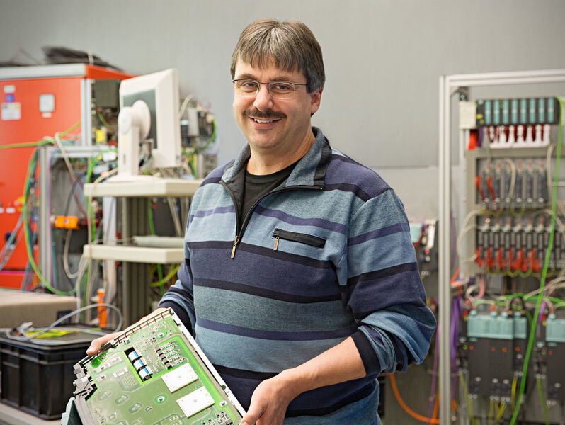 Erfinder Dr. Benno Weis bringt technisch anspruchsvolle Motoren mit elektronischen Steuerungen zum Laufen. (Siemens)