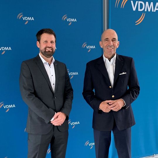 Dr. Harald Weber (links) wird am 1. Januar 2023 die Geschäftsführung der VDMA Arbeitsgemeinschaft Großanlagenbau (Agab) von Thomas Waldmann übernehmen. Dr. Harald Weber (links) wird am 1. Januar 2023 die Geschäftsführung der VDMA Arbeitsgemeinschaft Großanlagenbau (Agab) von Thomas Waldmann übernehmen.