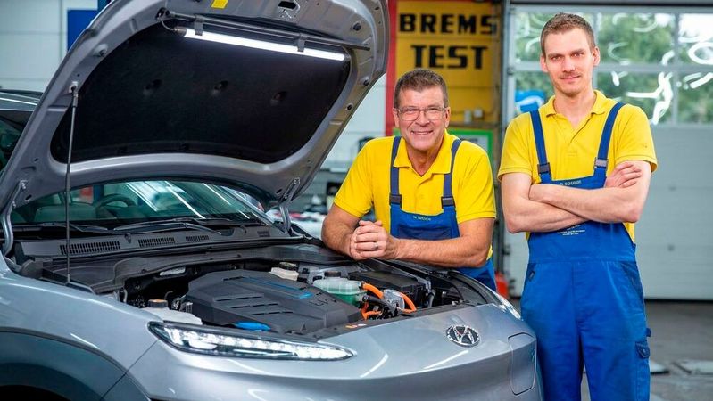 Auch bei den Autodoktoren hat der Generationswechsel begonnen: Holger Parsch (l.) bringt seinen jungen Kollegen Robin Schürer mit nach Würzburg.(Bild:  Fabula Film)
