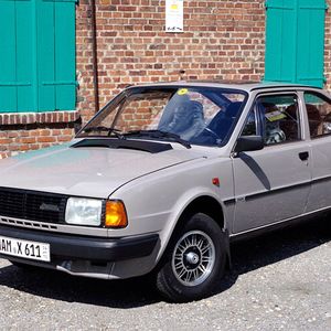 Das Skoda Rapid Coupé dürfte in unseren Breiten zu den unbekanntesten Youngtimern gehören. Der im dezenten Ost-Schick auftretende Zweitürer war sogar in Deutschland zu kaufen. Für weniger als 11.000 Mark konnte man sich mit dem Rapid schmücken, während ein nackter und fast 20 PS schwächerer Polo zur gleichen Zeit nicht unter 13.500 Mark zu haben war.