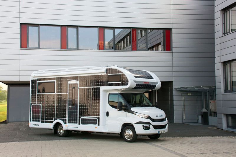 Dethleffs hat sich mit dem Reisemobil der Zukunft beschäftigt und das erste rein elektrisch fahrende Wohnmobil auf die Räder gestellt – wenn auch nur als Studie. Es ist rundum mit Solarzellen bestückt. (Dethleffs)