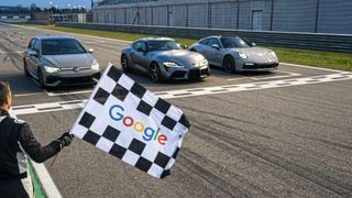 Verschiedene Dienstleister bieten Händlern Unterstützung, um schnell mit den Vehicle Ads von Google zu starten. (Bild: Gemini / KI-generiert)